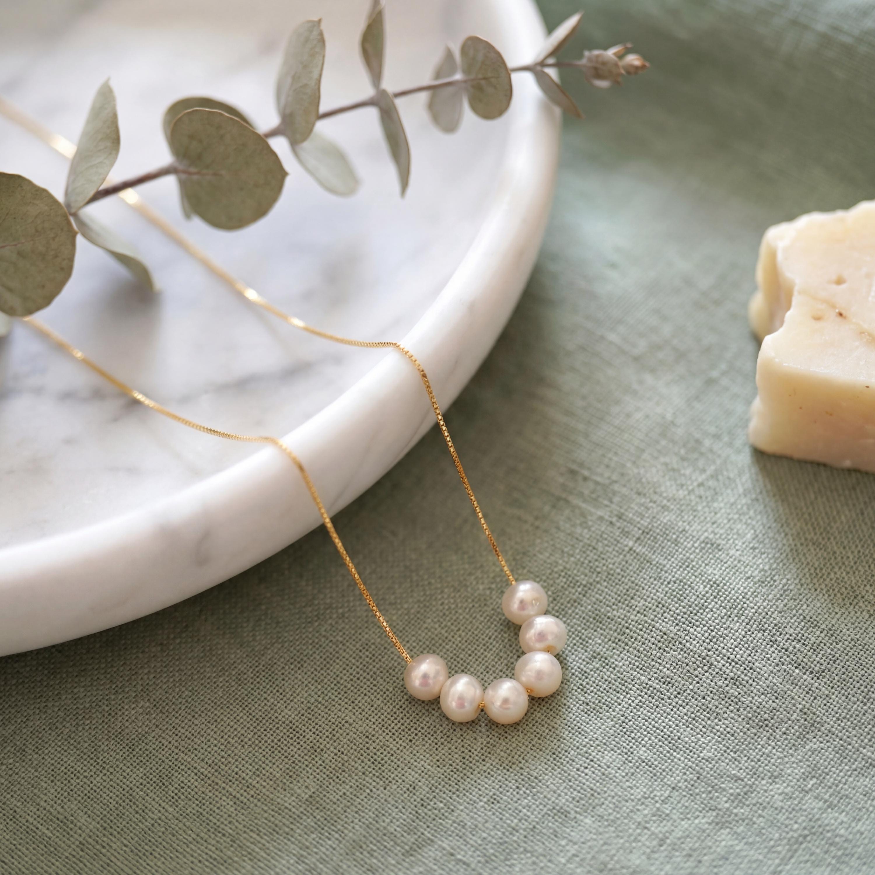 Soft Curve Pearl Necklace – Gold