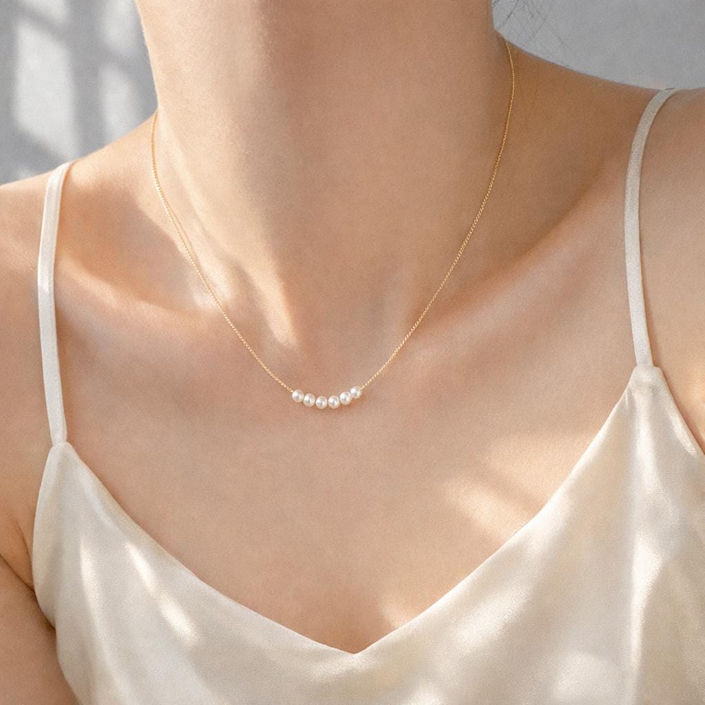 Soft Curve Pearl Necklace – Gold