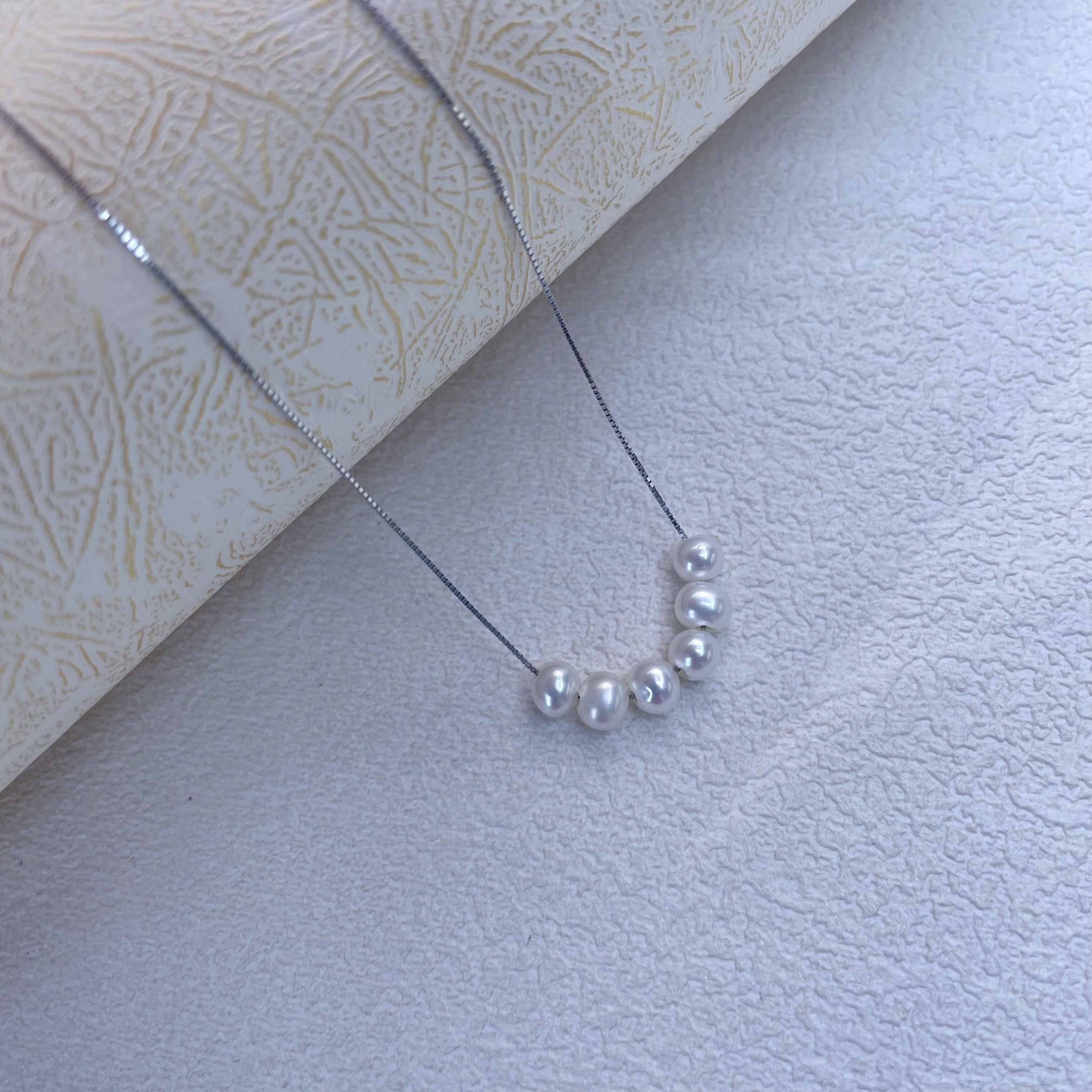 Soft Curve Pearl Necklace
