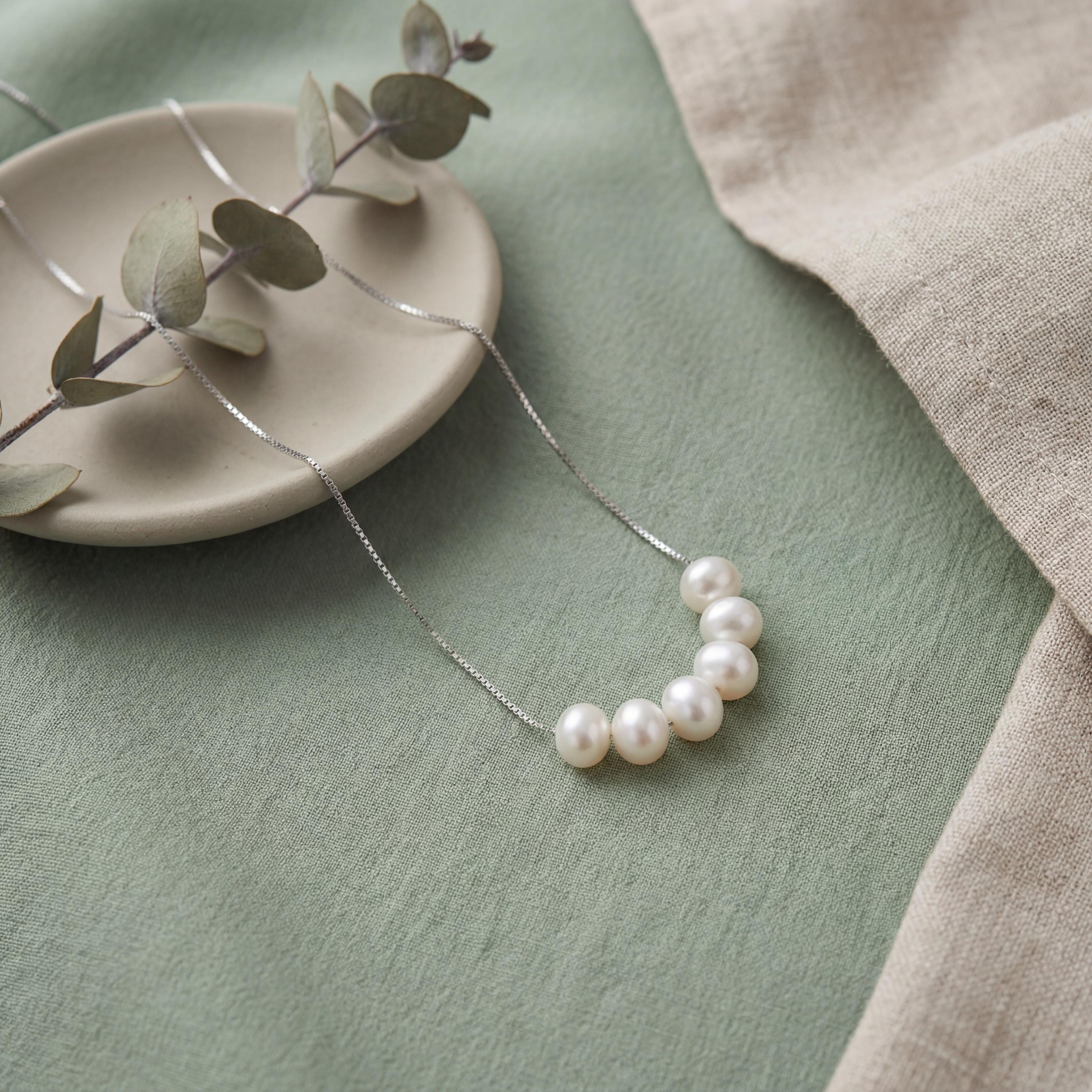 Soft Curve Pearl Necklace