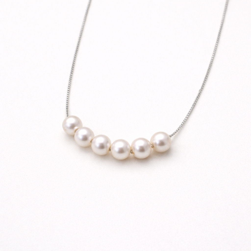 Soft Curve Pearl Necklace