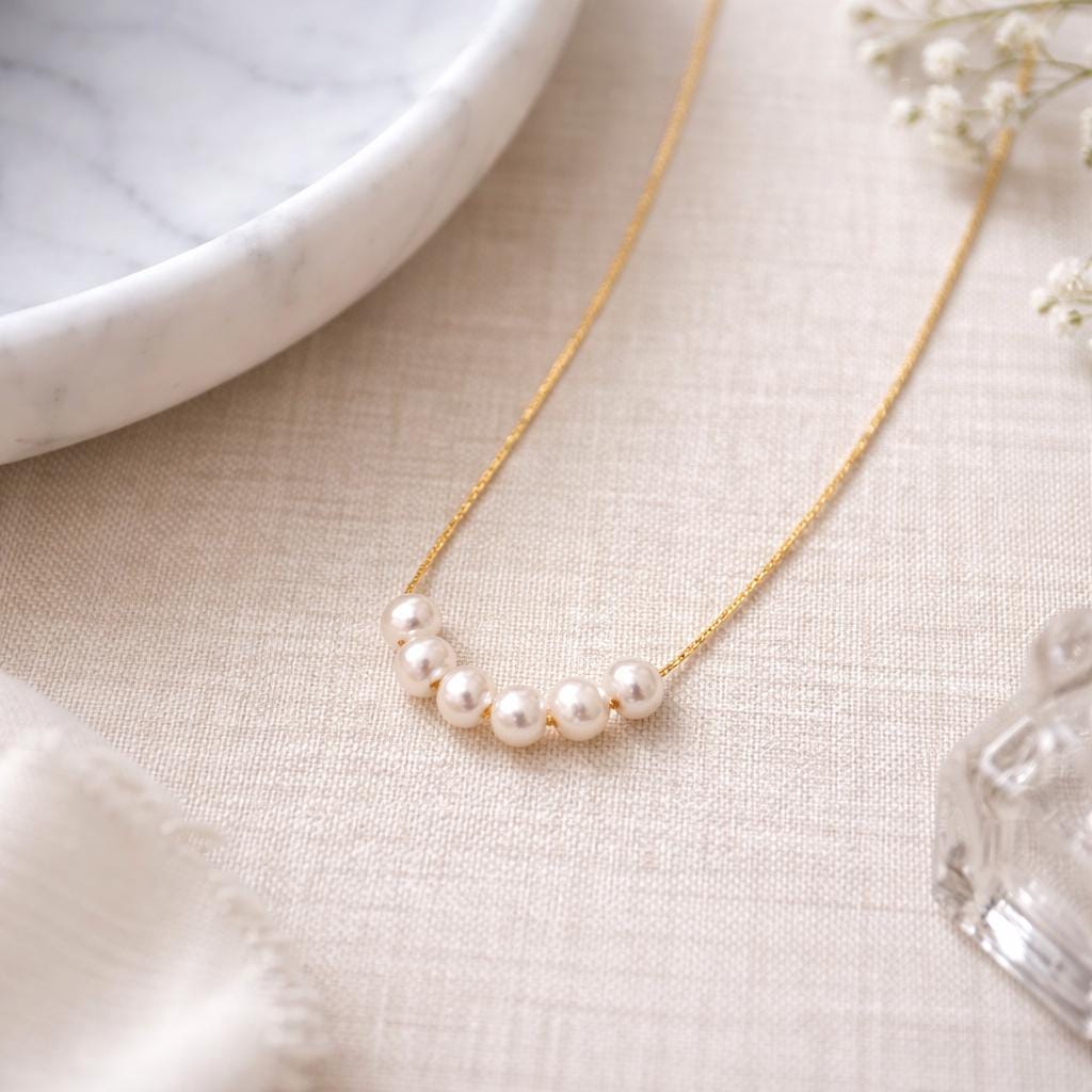 Soft Curve Pearl Necklace – Gold