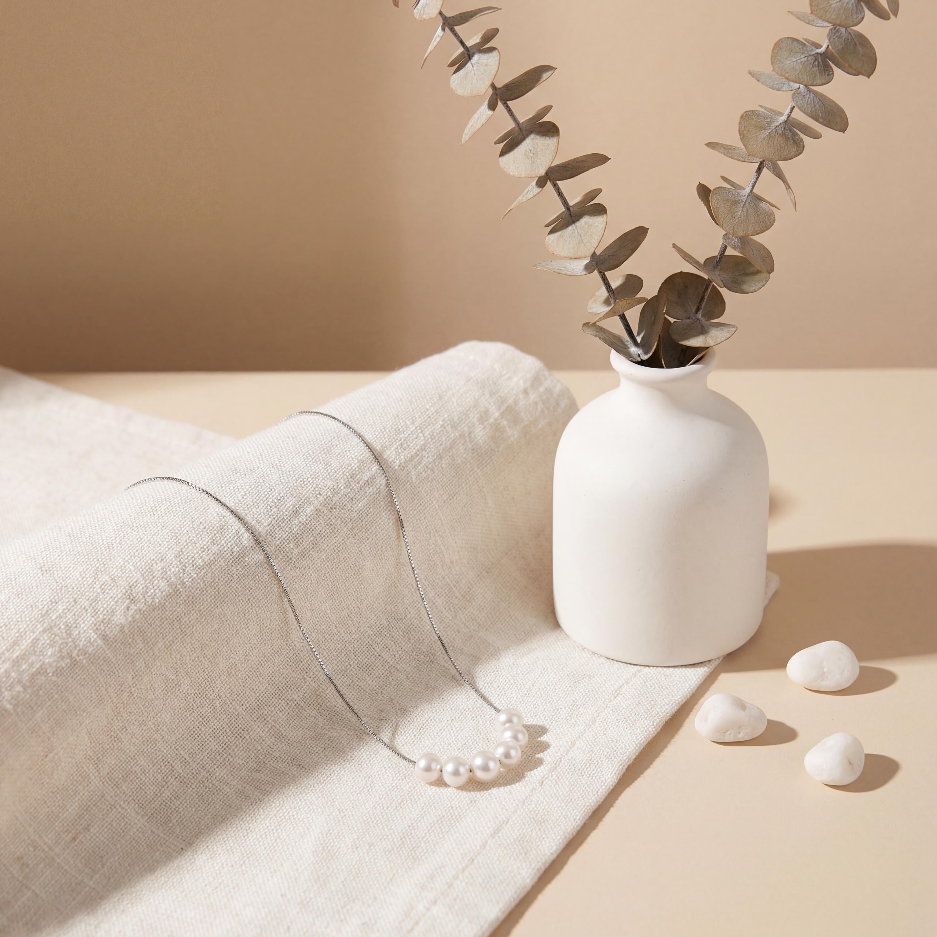 Soft Curve Pearl Necklace