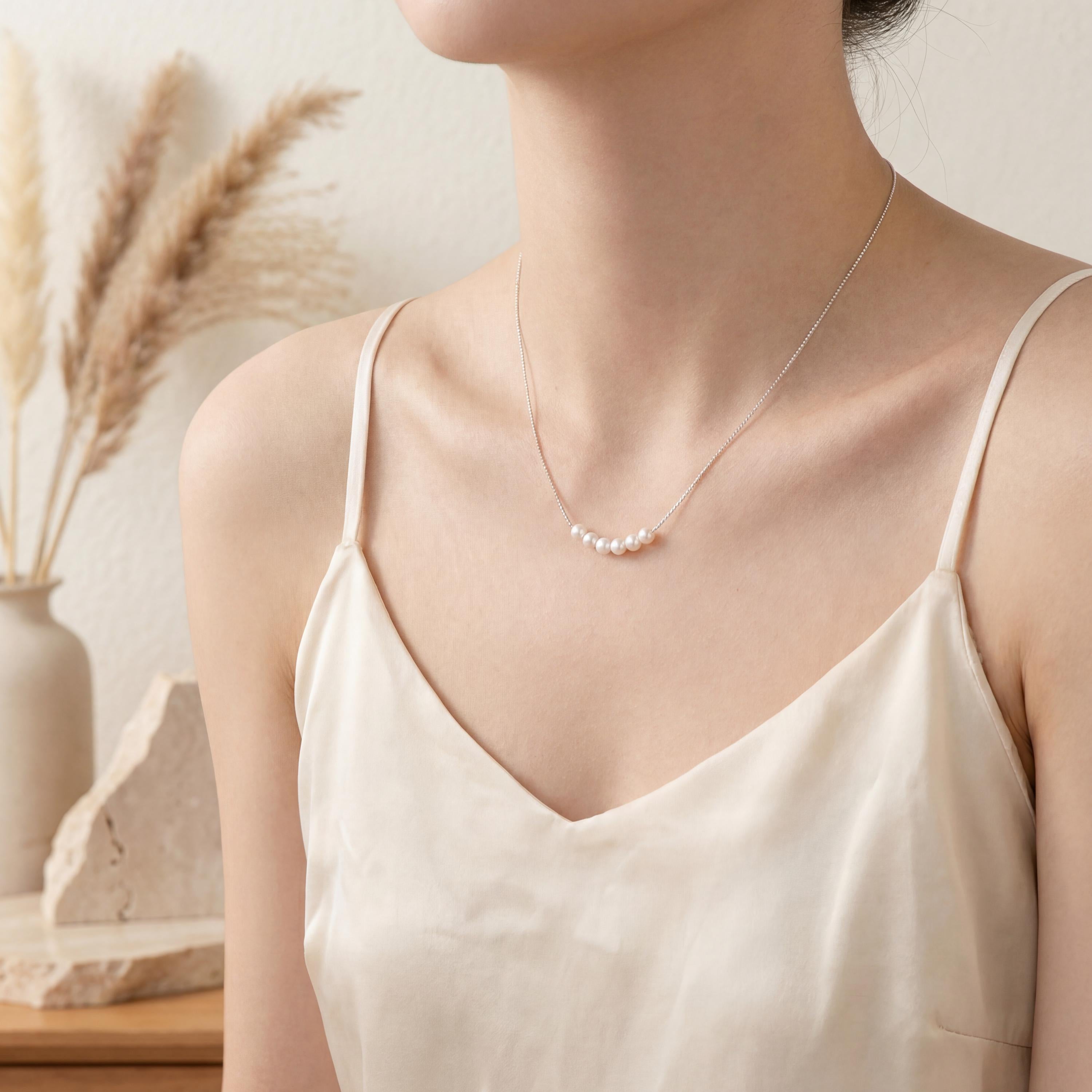 Soft Curve Pearl Necklace